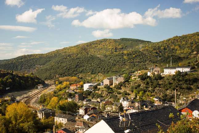 torre-del-bierzo-pueblo-vias